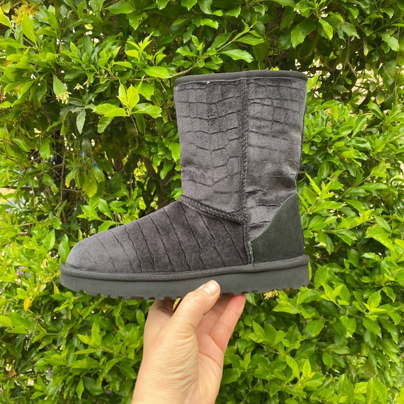 NWOB UGG CLASSIC SHORT BOOTS - Picture 4 of 10